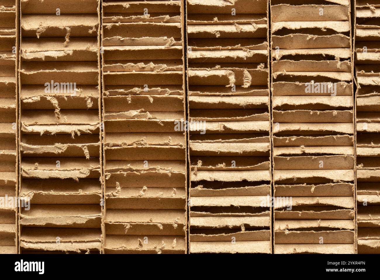 Wellpappenlängen Hintergrund. Kartonverpackungen für den geschäftlichen und industriellen Einsatz, biologisch abbaubar und umweltfreundlich. Stockfoto