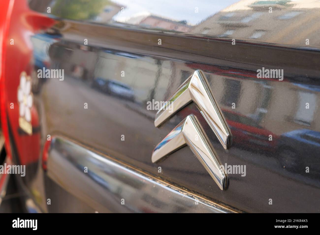 Altes Citroen-Emblem mit Straßenreflexionen an der Heckklappe des Autos Stockfoto