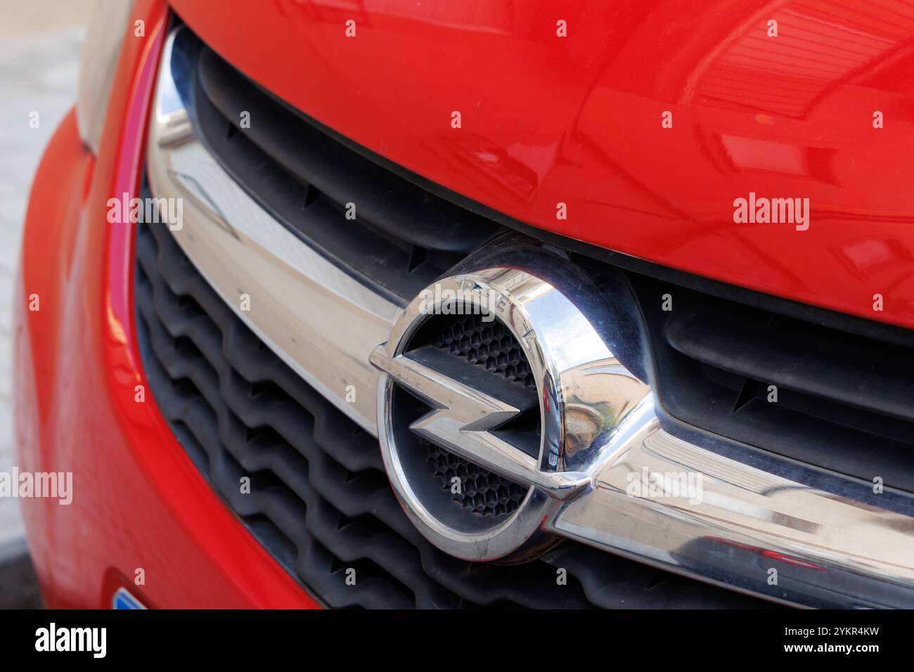 Frontgrill des roten Autos mit Opel-Emblem Stockfoto