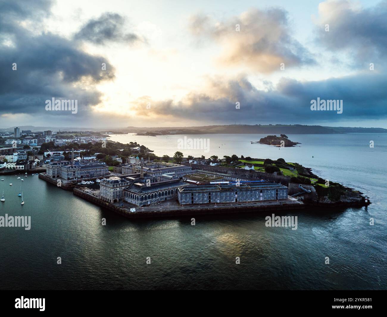 Sonnenaufgang über Plymouth und dem Fluss Tamar von einer Drohne aus Devon, England Stockfoto