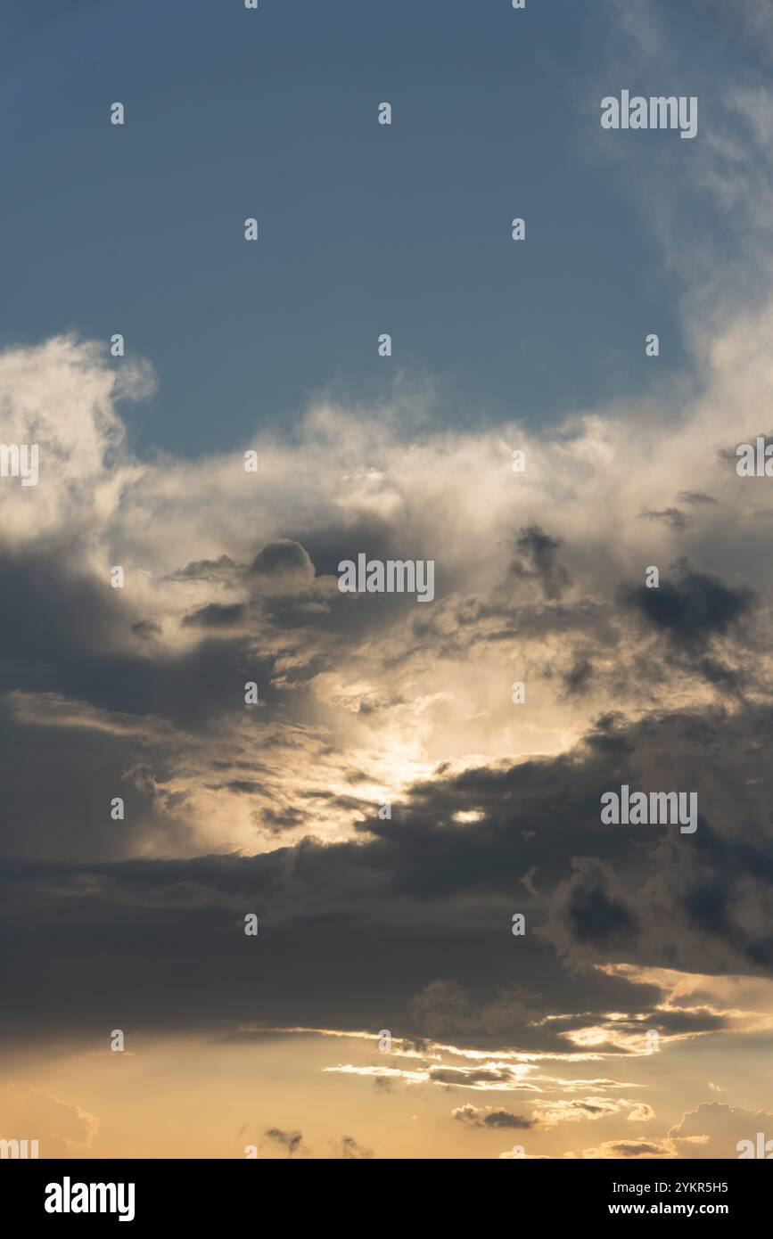 Wunderschöner Sonnenuntergang, Himmel, Sonne und Wolken Stockfoto