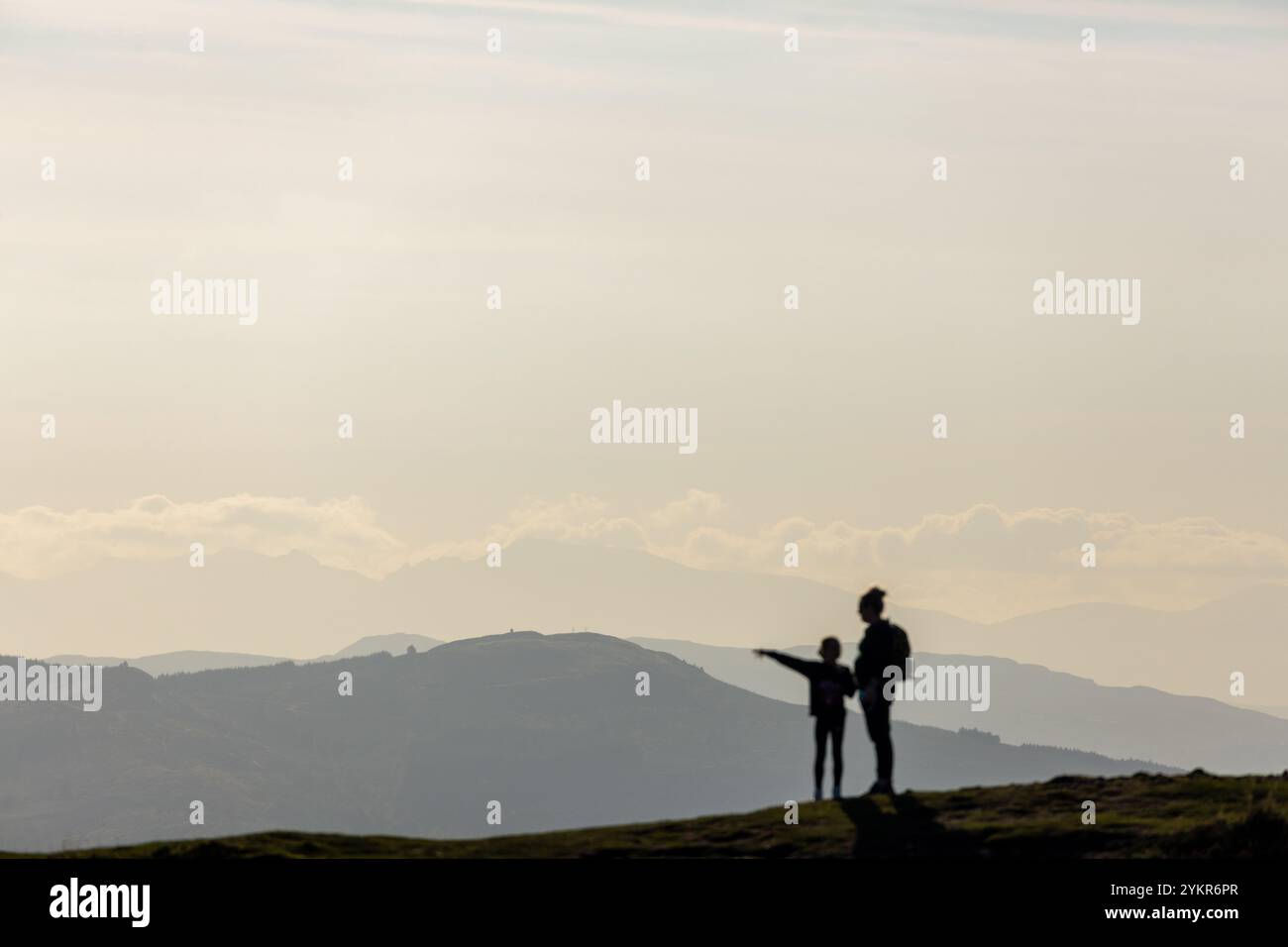 Silhouette von zwei Personen am Aussichtspunkt auf Conic Hill mit Blick auf Loch Lomond, Stirling, Schottland Stockfoto