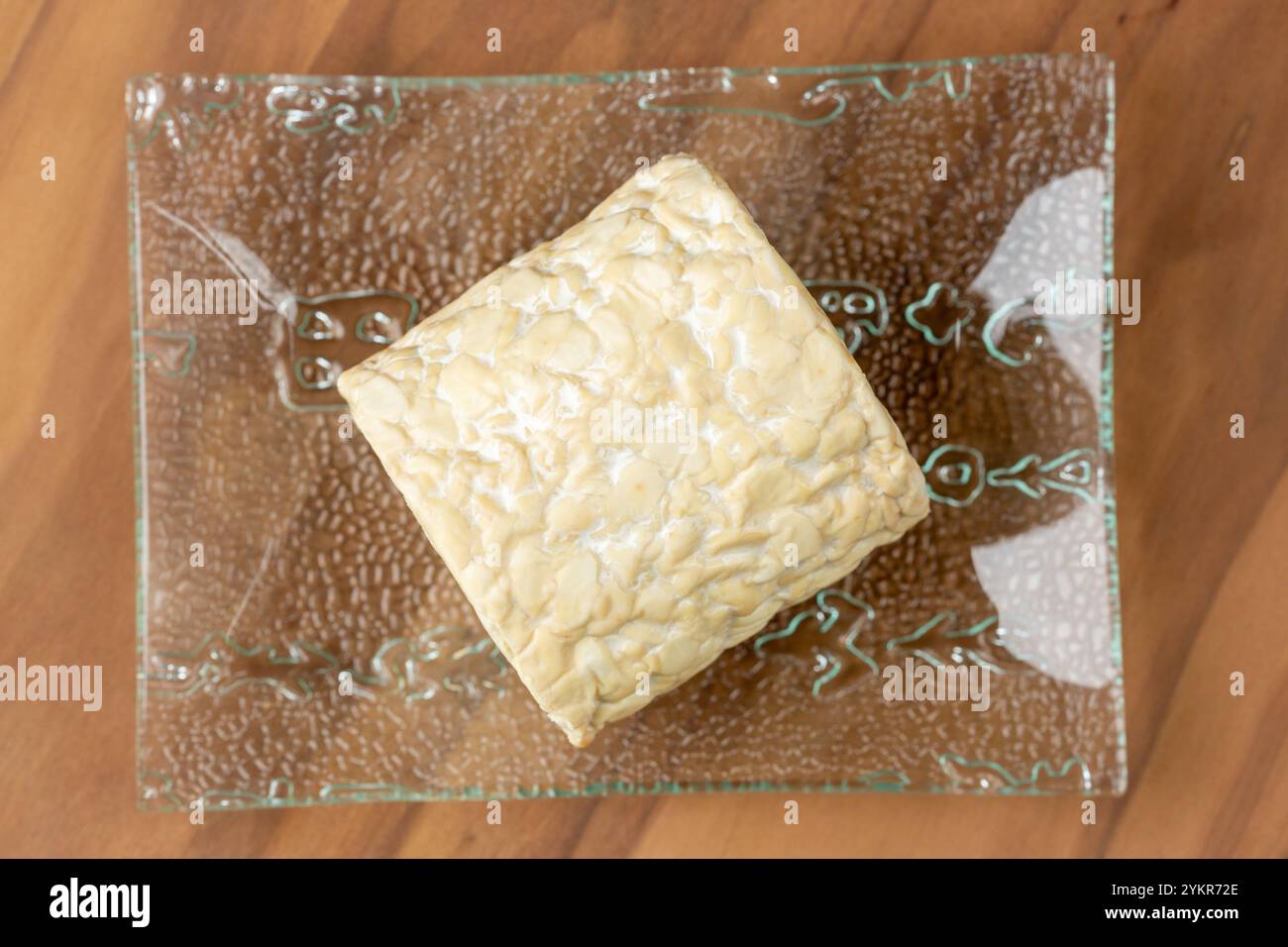 Tempeh oder tempe ist ein traditionelles indonesisches Essen, das aus fermentierten Sojabohnen hergestellt wird Stockfoto