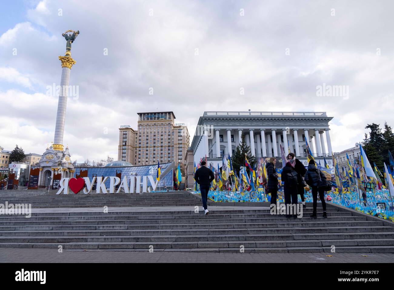 Kiew, Kiew-Stadt, Ukraine. November 2024. Am 1000. Tag der russischen Invasion der Ukraine auf dem Unabhängigkeitsplatz Majdan Nesaleschnost werden ukrainische Flaggen für gefallene Soldaten und zivile Opfer der russischen Invasion in die Ukraine gesehen. Eine Gedenkpest, die jetzt mit Flaggen bedeckt ist, beschreibt sie wie folgt: Jede dieser Flaggen repräsentiert ein unschuldiges Leben, das von einem einzigen Verrückten Wladimir Putin gestohlen wurde. (Kreditbild: © Andreas Stroh/ZUMA Press Wire) NUR REDAKTIONELLE VERWENDUNG! Nicht für kommerzielle ZWECKE! Stockfoto