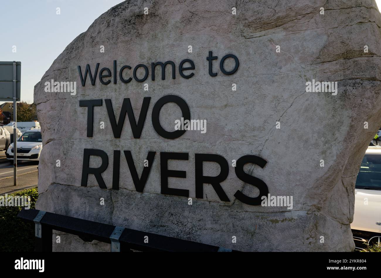 Schild mit der Aufschrift „Welcome to Two Rivers“, einem Einkaufszentrum in Staine-upon-Thames, Surrey, außerhalb von London, England Stockfoto