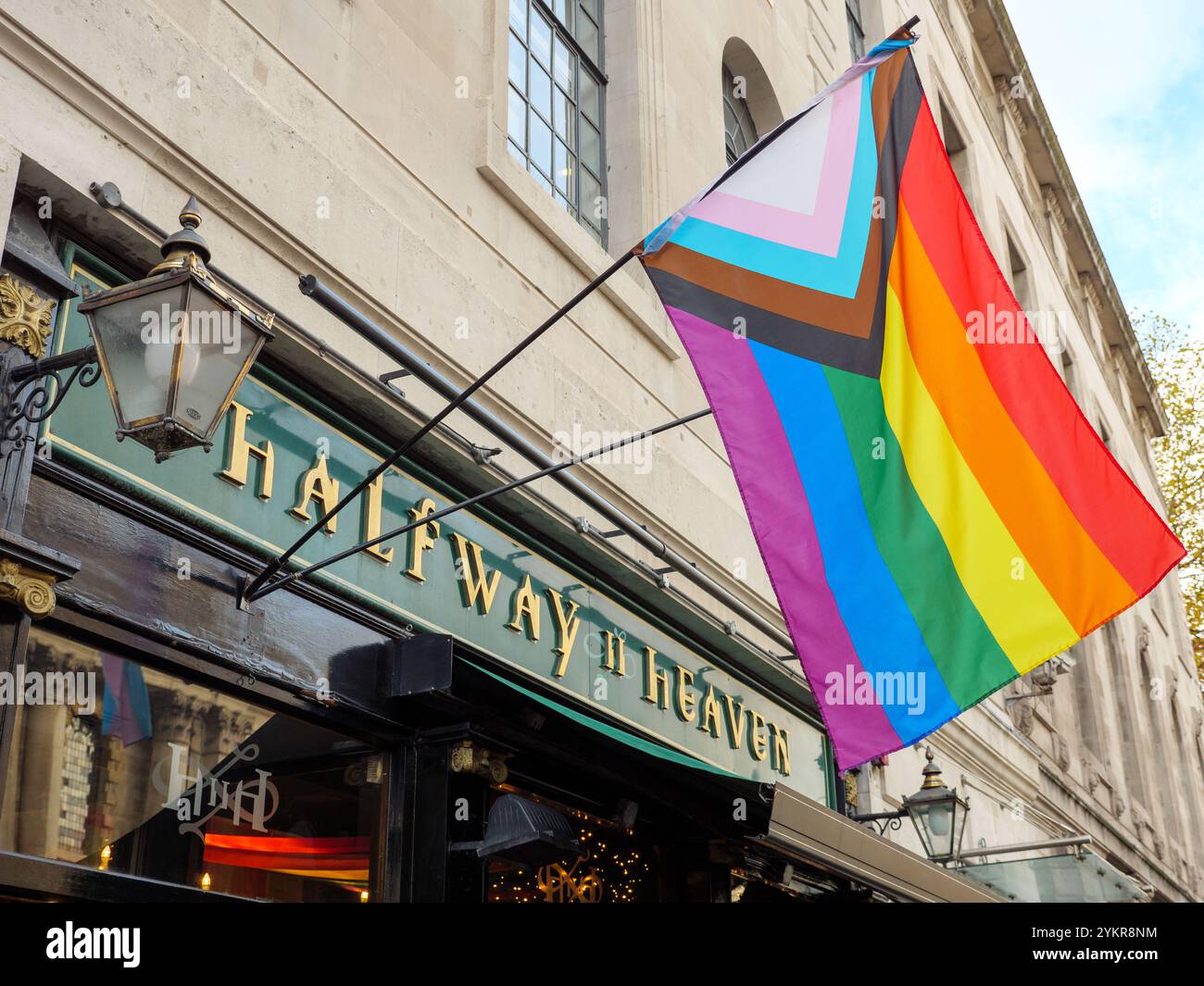 LGBTQIA+ Progress Pride-Flagge vor dem Gay Pub auf halbem Weg zum Himmel in Charing Cross, London, Großbritannien Stockfoto