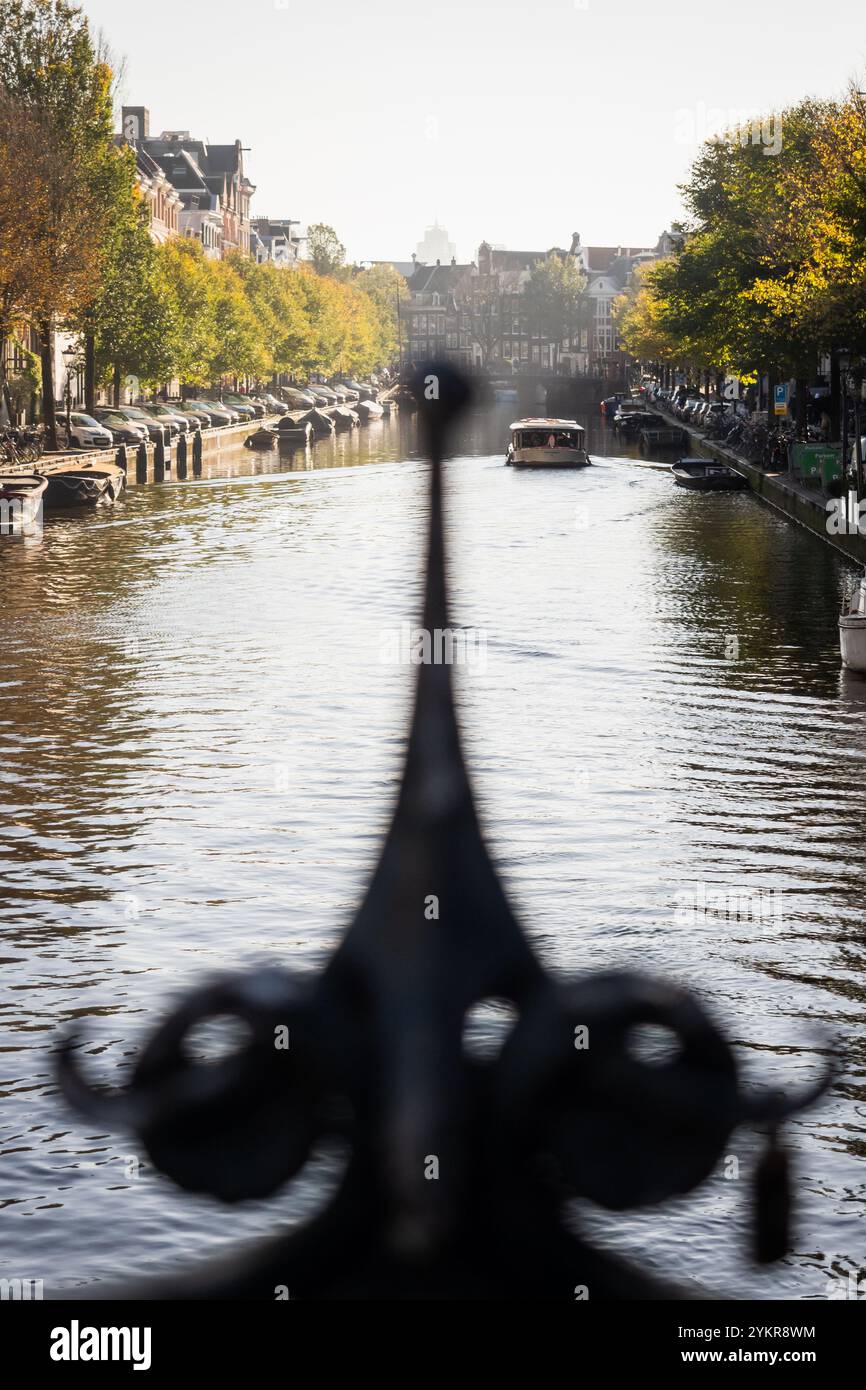 Landschaft entlang der Kanäle der wunderschönen Stadt Amsterdam 41 - Niederlande Stockfoto