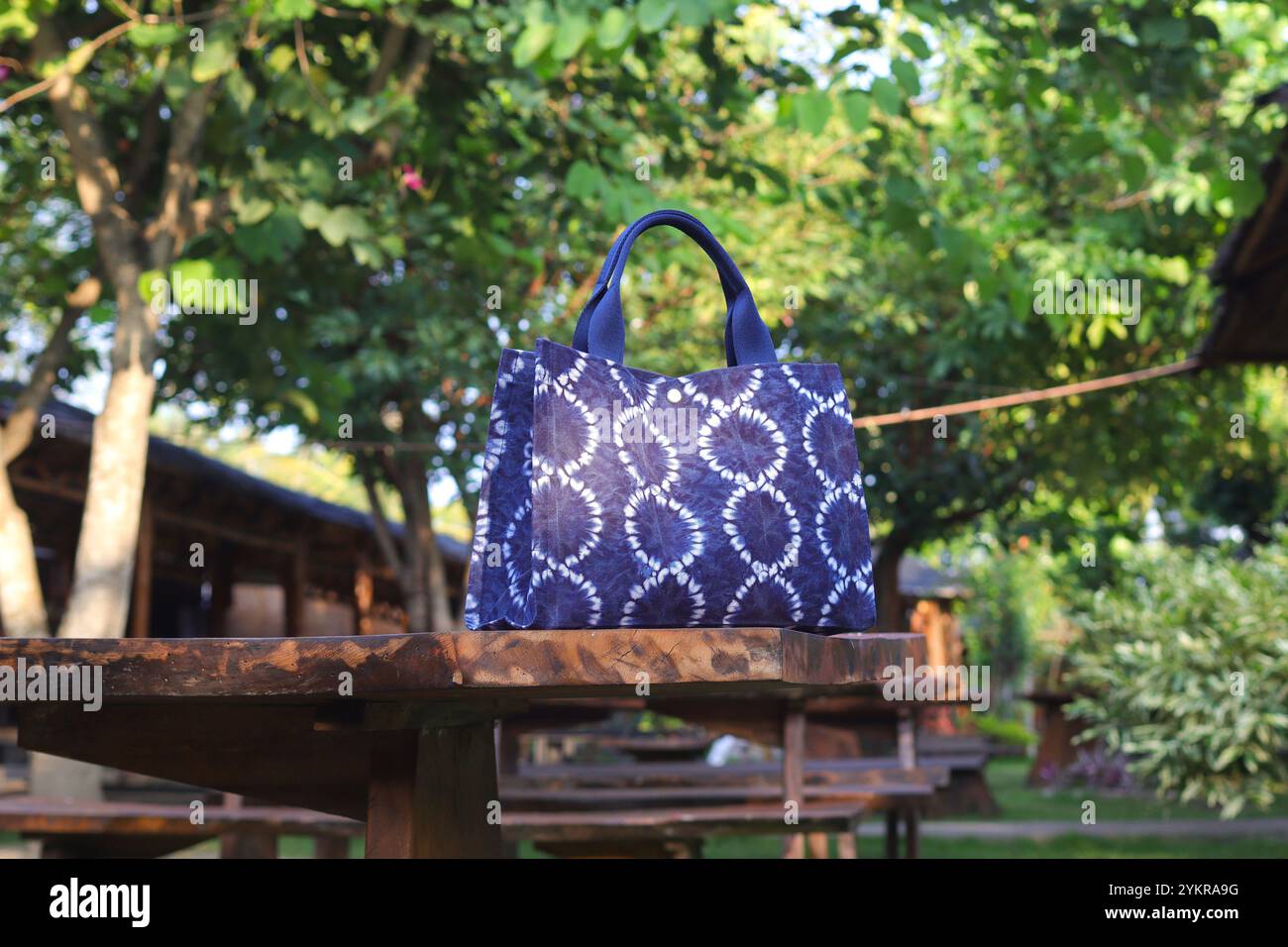 Indigoblaue Schultertasche aus Stoff mit Binde- und Shibori-Färbetechniken Stockfoto