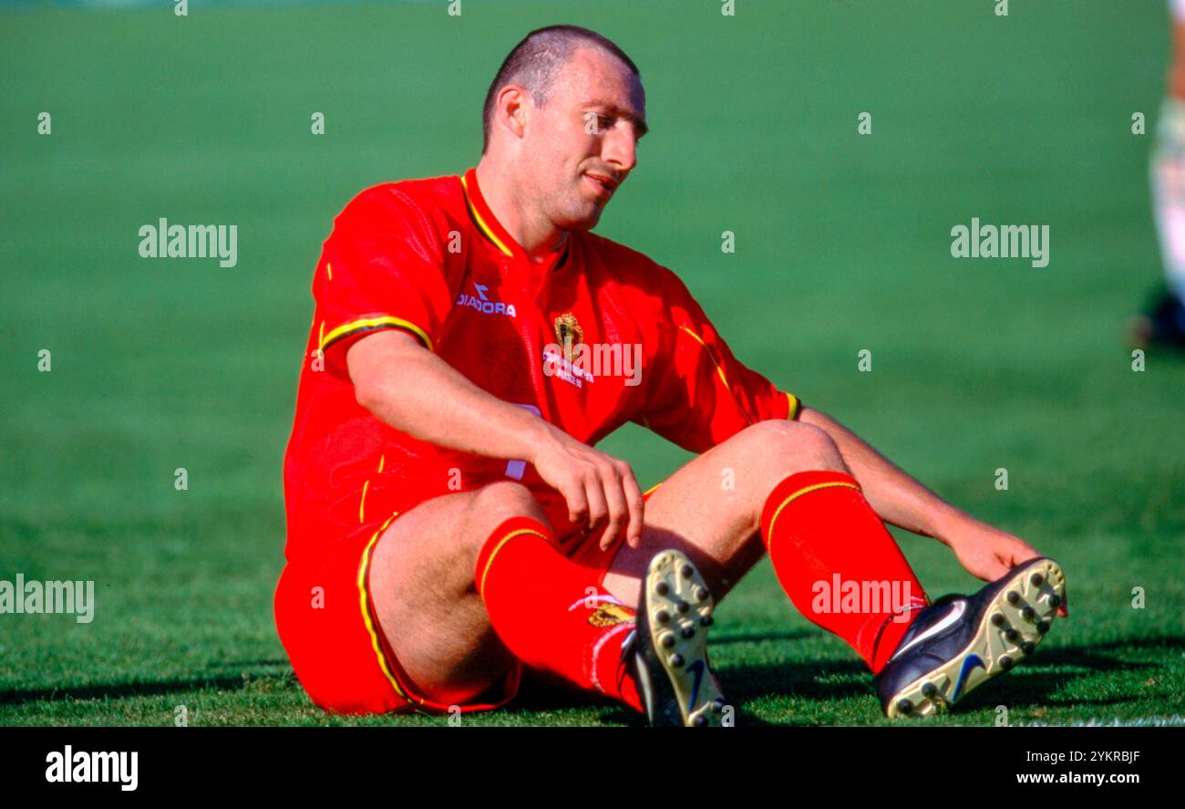 firo : 20.06.1998 Fußball: Fußball: Archiv Fotos, Archiv Foto, Archiv Bilder, WM 1998 98 in Frankreich Gruppe Gruppe E Belgien - Mexiko 2:2 Marc Wilmots ganze Figur am Boden Stockfoto