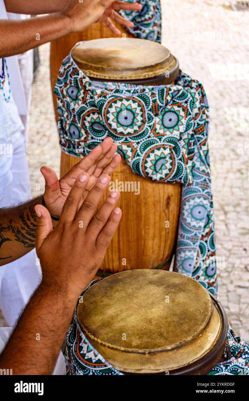 Trommler spielen ihre Instrumente während einer musikalischen Aufführung in Brasilien Stockfoto