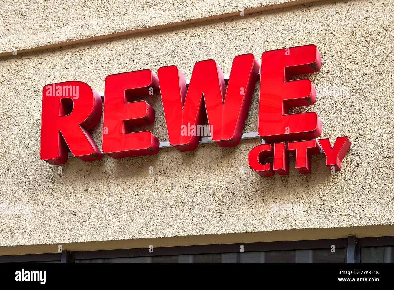 Augsburg, Bayern, Deutschland - 18. November 2024: REWE City-Logo an der Fassade eines Lebensmittelmarktes in der Innenstadt von Augsburg *** REWE City-Logo an der Fassade von einem Lebensmittel Supermarkt in der Innenstadt von Augsburg Stockfoto