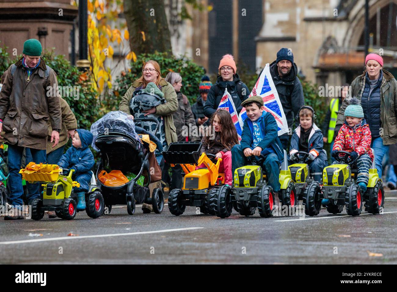 Farmers Rally, Westminster, London, Großbritannien. November 2024. Kinder auf Spielzeugtraktoren vor dem parlament nach einem Protest der National Farmers’ Union (NFU) gegen Rachel Reeves Entscheidung, auf allen Farmen Erbschaftssteuer im Wert von über einer Million Pfund zu verhängen. Tausende von Landwirten aus ganz Großbritannien waren anwesend. Quelle: Amanda Rose/Alamy Live News Stockfoto