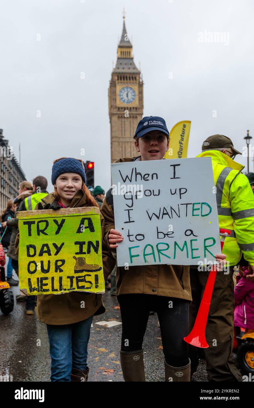 Farmers Rally, Westminster, London, Großbritannien. November 2024. Kinder von Bauernfamilien außerhalb des parlaments nach einem von der National Farmers’ Union (NFU) organisierten Protest gegen Rachel Reeves’ Entscheidung, auf alle Farmen Erbschaftssteuer (IHT) im Wert von über einer Million Pfund zu erheben. Tausende von Landwirten aus ganz Großbritannien waren anwesend. Quelle: Amanda Rose/Alamy Live News Stockfoto