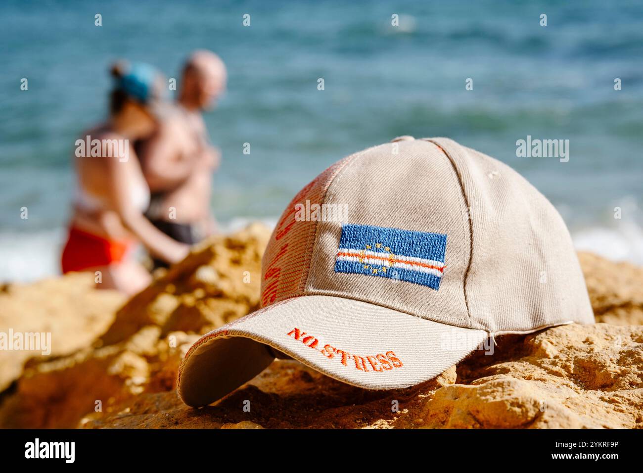 No Stress Baseball Cap mit Ozean und verschwommenen Leuten im Hintergrund, Sal, Kap Verde Stockfoto