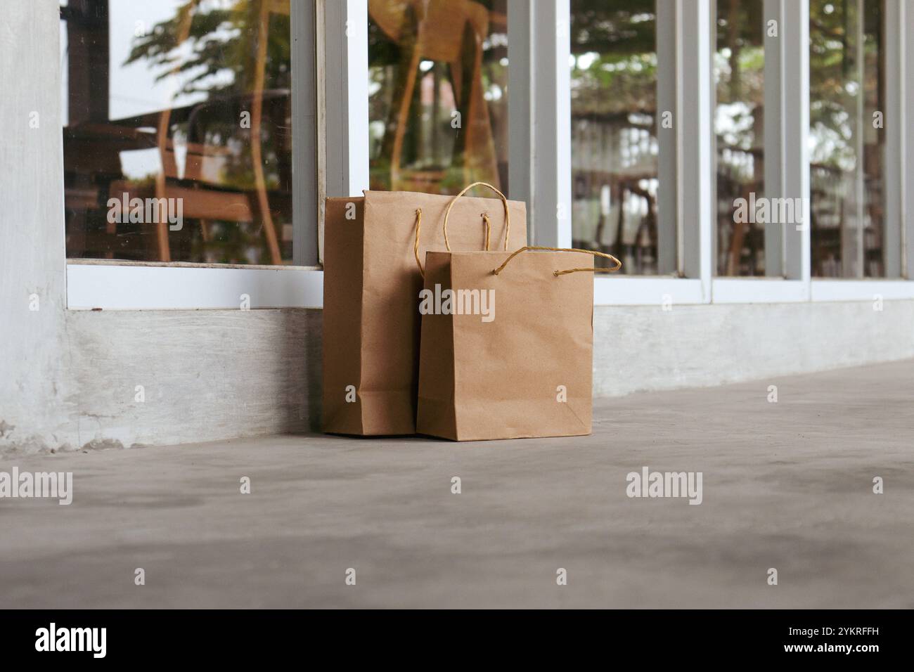 Paket mit Papiertüten, die vor dem Haus liegen Stockfoto