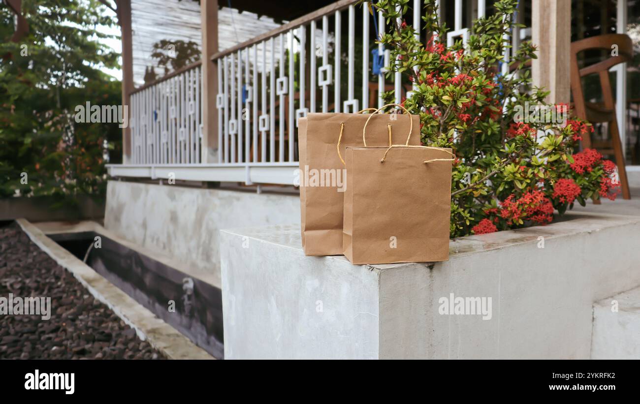 Paket mit Papiertüten, die vor dem Haus liegen Stockfoto