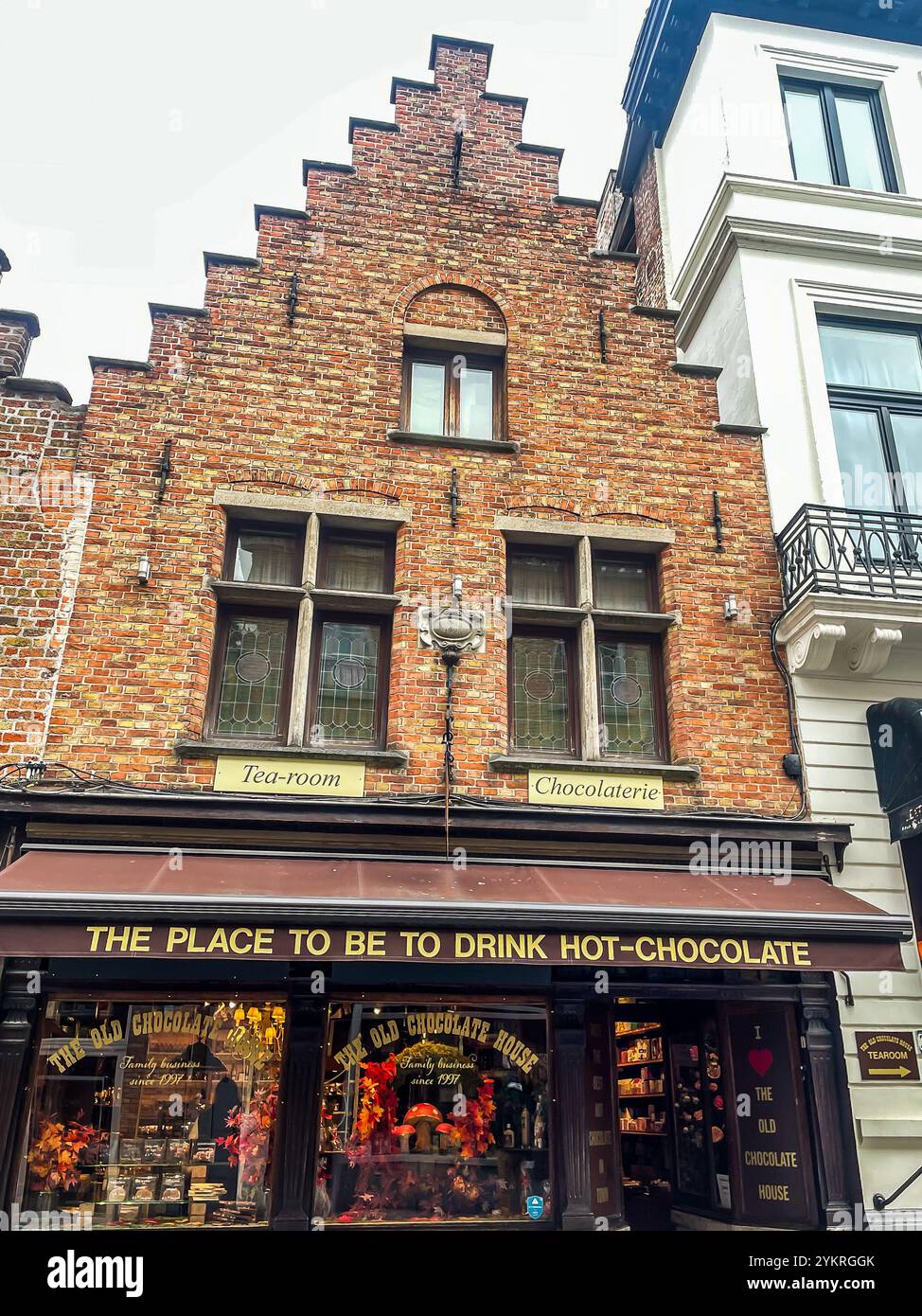 Der Ort, an dem man heiße Schokolade trinken kann, Brügge, Belgien. Schokoladenladen Stockfoto