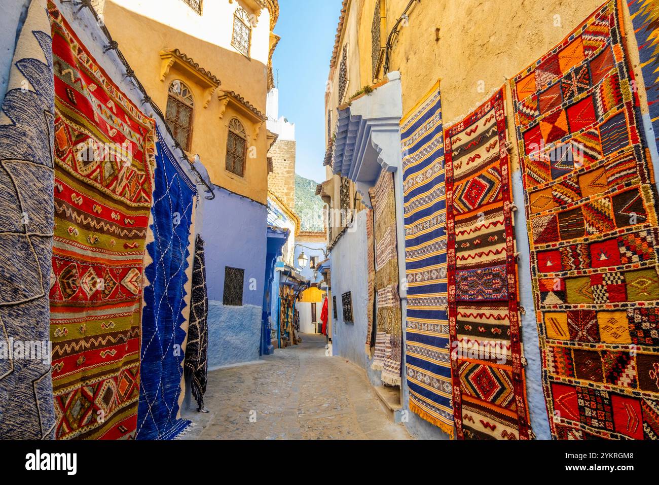 Die Teppiche auf dem Straßenmarkt von Chefchaouen, Marokko Stockfoto