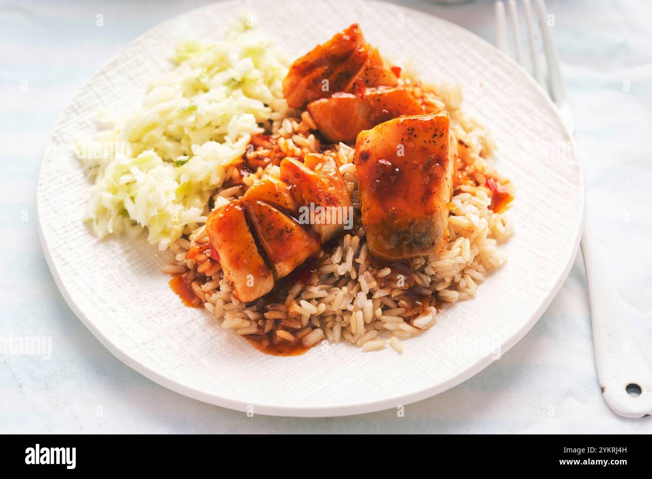 Koreanischer Kabeljau in Sauce mit Reis und Lauch-Salat Stockfoto