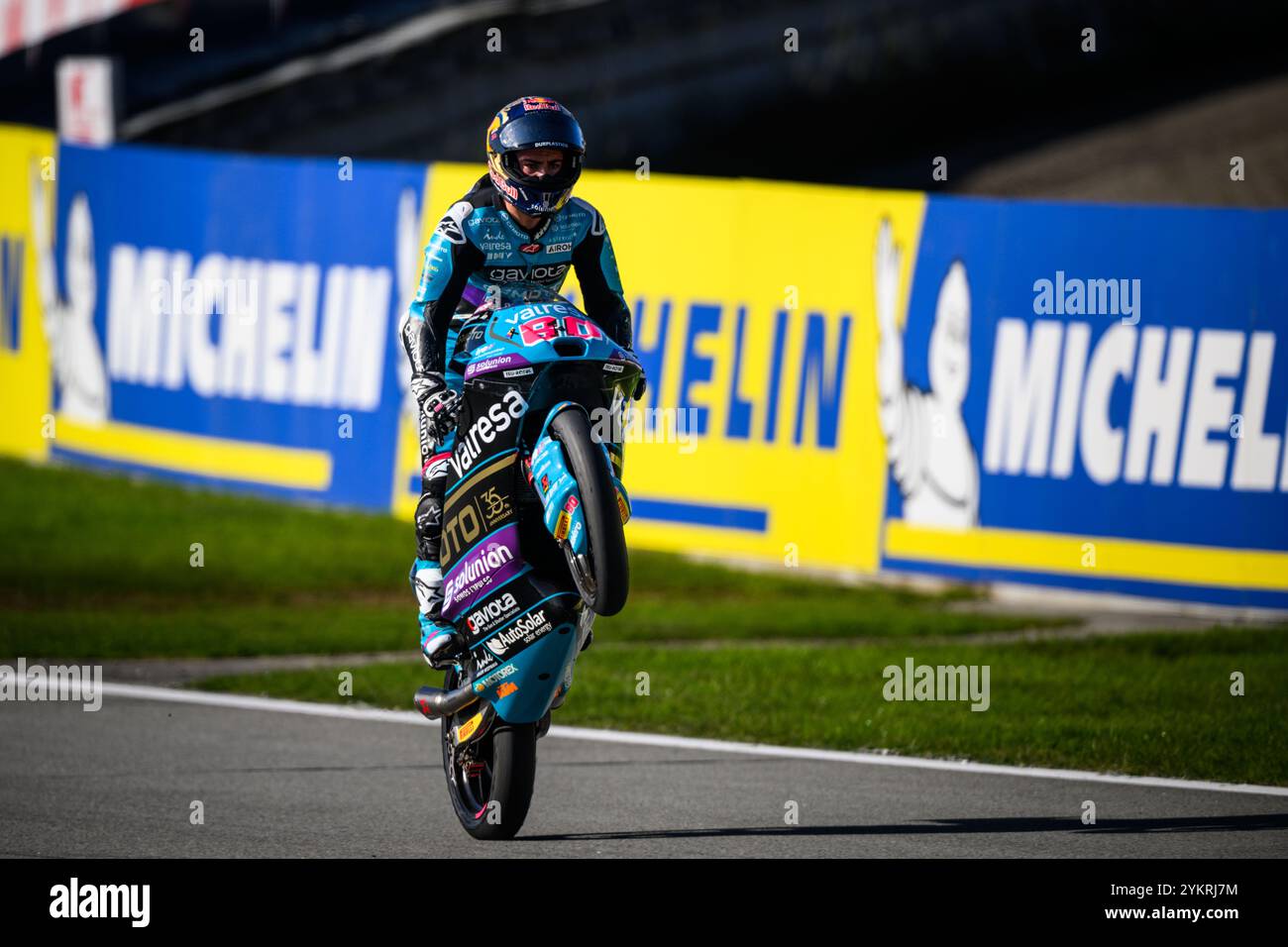 Der kolumbianische Fahrer des CFMOTO-Teams, Moto3-Weltmeister, fährt sein Fahrrad beim Großen Preis von Solidarität im november 2024 in Barcelona, Spanien Stockfoto