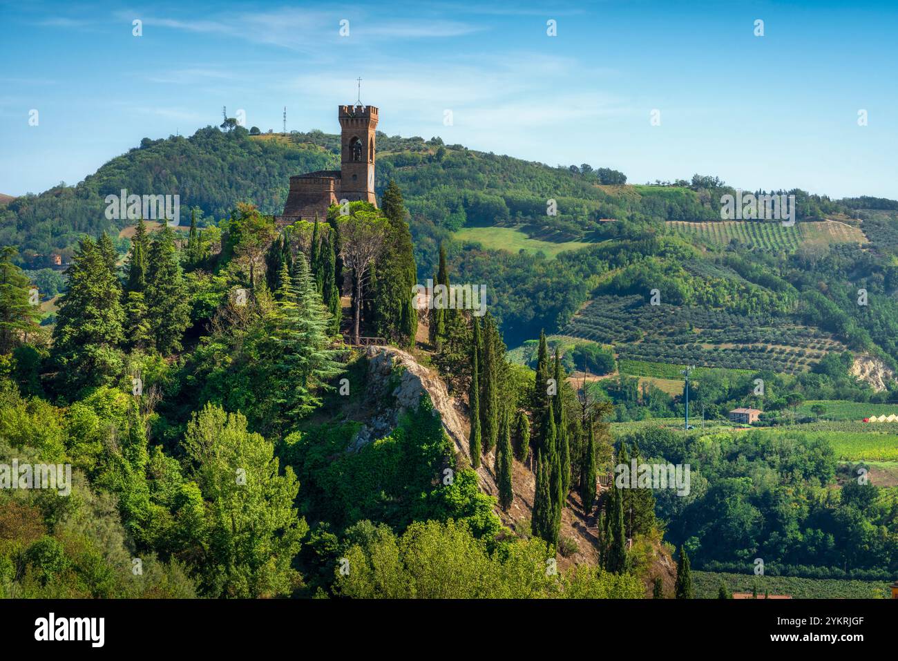 Brisighella historischer Uhrenturm auf der Klippe. Diese Architektur aus dem Jahr 1800er ist bekannt als der Torre dell'Orologio. Provinz Ravenna, Region Emilia Romagna, Stockfoto