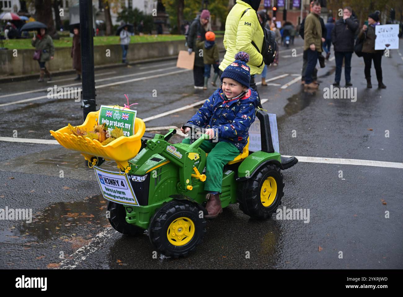 Westminster London, Großbritannien. November 2024. Kinder von Bauern nehmen Traktoren mit Spielzeug zu verkaufen, während Landbesitzer und Menschen in den ländlichen Gemeinden rund um Großbritannien in London protestieren, als sie auf die Entscheidung von Kanzlerin Rachel Reeves antworteten, erstmals seit 1992 eine 20-prozentige Erbschaftssteuer auf Ackerland mit einem Erz von mehr als 1 Mio. £ zu erheben. Credit: MARTIN DALTON/Alamy Live News Stockfoto