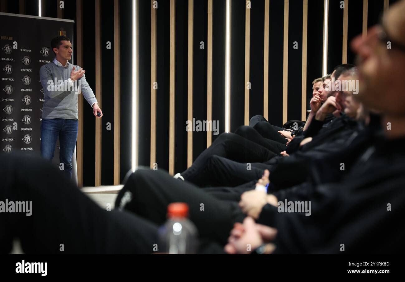 Jonathan Lardot, Direktor der RBFA-Schiedsrichterabteilung, fotografiert während des Pro Schiedsrichterclub Day, der von der Pro League und der Union belga de Soccer (URBSFA) organisiert wird, im Proximus Basecamp in Tubize, Dienstag, den 19. November 2024. Der Pro Schiedsrichter Club Day ist organisiert, um Informationen und Klärung über die korrekte Anwendung der Spielregeln, die Arbeitsweise der Schiedsrichter und das Verfahren zur Benennung von Spielen zu geben. Die Vereine und Schiedsrichter der Jupiler Pro League sind bei dieser Gelegenheit anwesend, um gemeinsam für ein besseres Verständnis im Profifußball zu arbeiten. BELGA FOTO VIRGINIE LEFOUR Stockfoto