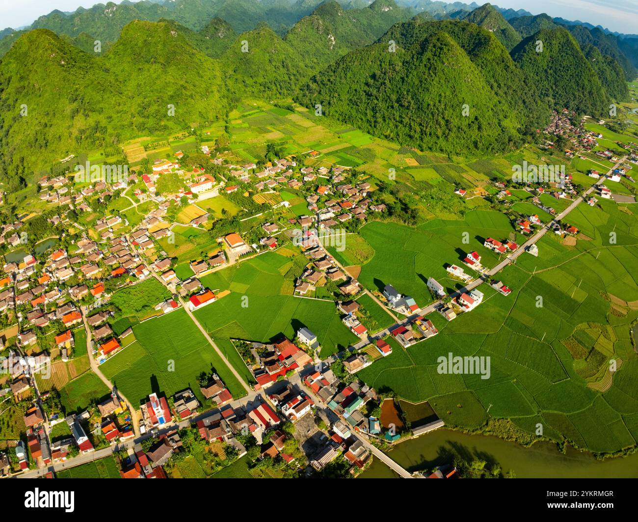 Fantastische Landschaft Naturblick Reisfelder und Berge im Bac Son Tal, lang Son, Nordvietnam, von oben gesehen, Blick aus dem Hochwinkel Stockfoto