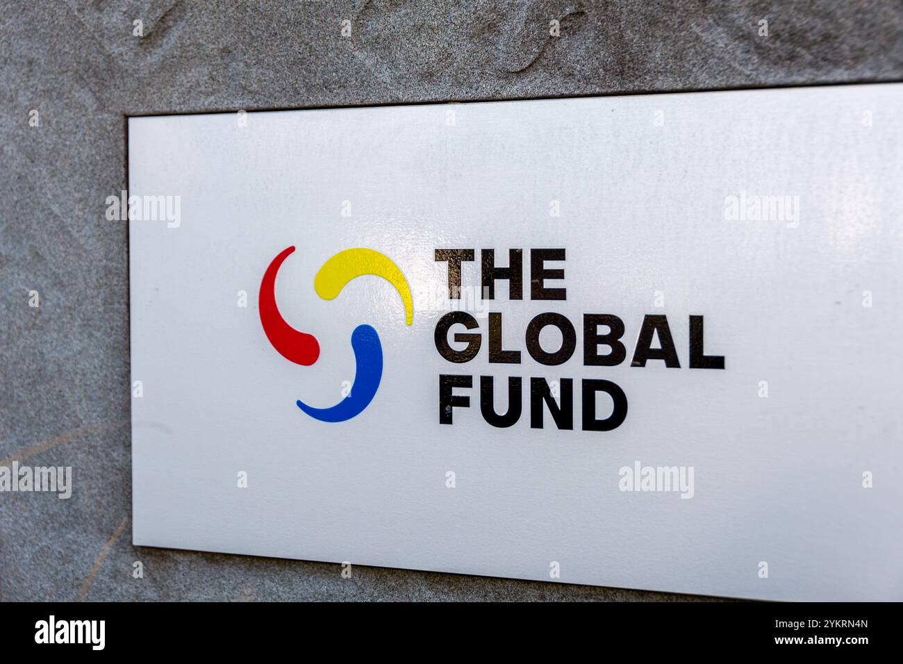 Schild und Logo am Hauptsitz der internationalen Organisation „The Global Fund“, auch bekannt als „The Global Fund to Fight AIDS, Tuberkulose and Malaria“ Stockfoto