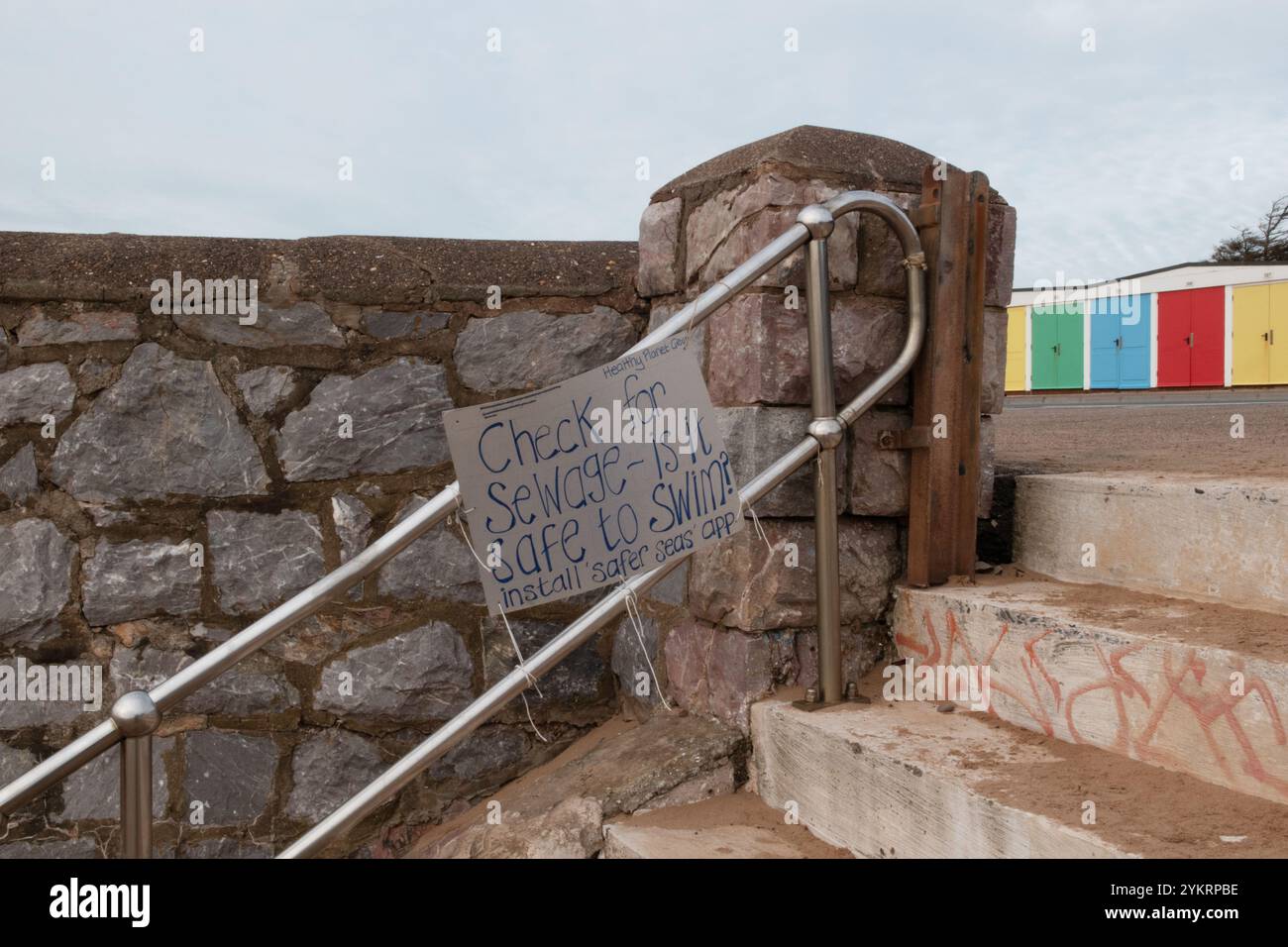 Hausgemachtes Schild, das vor der Wasserqualität an einem Devon Beach warnt Stockfoto