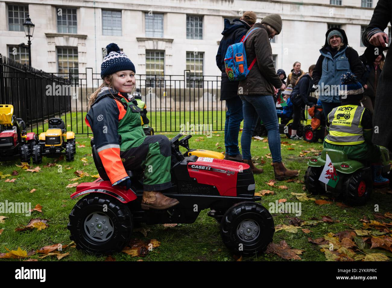 London, Großbritannien, 19. November. Ein großer Protest der britischen Bauern fand in Whitehall und am Parliament Square statt. Mit Rednern wie Jeremy Clarkson, dem Farmer und tv-Persönlichkeit, kamen Kinder, die winzige Trettraktoren auf dem Parliament Square fuhren, um die Ungerechtigkeit der neuen Vorschläge von Labour zur Erbschaftssteuer hervorzuheben. (Tennessee Jones - Alamy Live News) Stockfoto