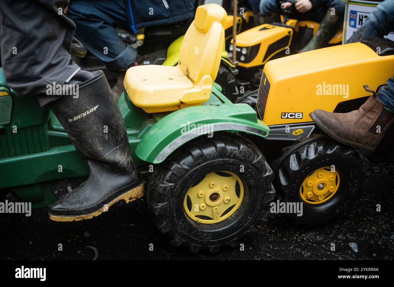 London, Großbritannien, 19. November. Ein großer Protest der britischen Bauern fand in Whitehall und am Parliament Square statt. Mit Rednern wie Jeremy Clarkson, dem Farmer und tv-Persönlichkeit, kamen Kinder, die winzige Trettraktoren auf dem Parliament Square fuhren, um die Ungerechtigkeit der neuen Vorschläge von Labour zur Erbschaftssteuer hervorzuheben. (Tennessee Jones - Alamy Live News) Stockfoto