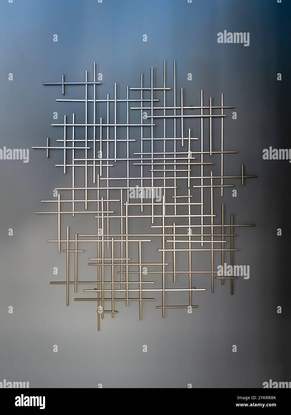 Moderne Metallwandskulptur aus der Mitte des Jahrhunderts, die in der Innenarchitektur der 1960er Jahre an Popularität gewann. Künstler: Unbekannt. Stockfoto