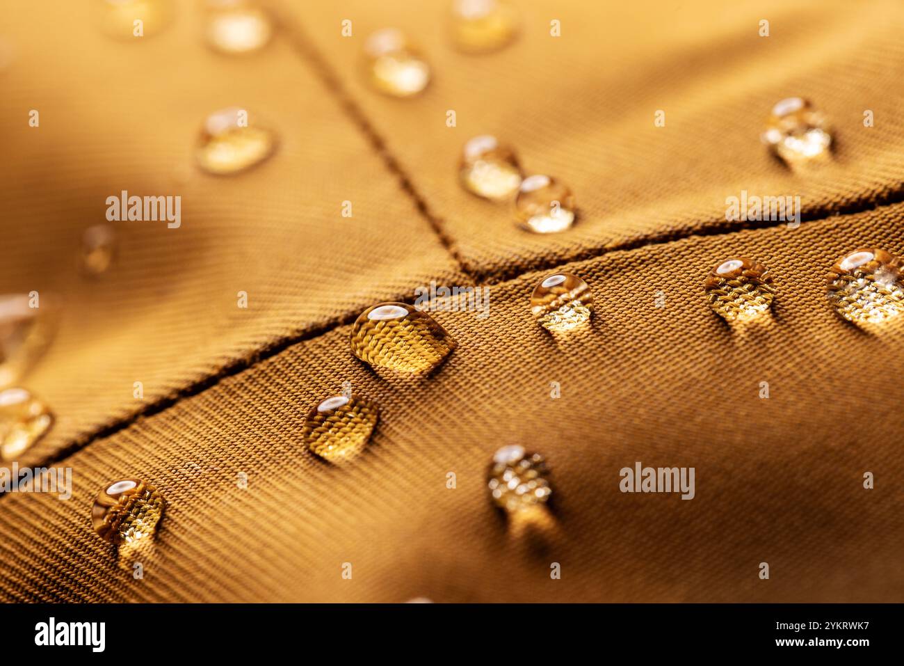 Wasserdichtes Gewebe - Nahaufnahme aus braunem wasserfestem Textil mit Wassertropfen Stockfoto