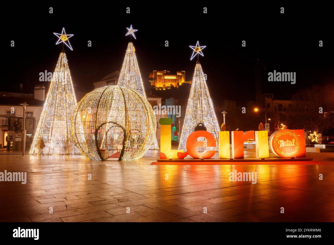 Leiria, Portugal - 19. Dezember 2023: Blick auf Weihnachtsdekoration und -Beleuchtung im Stadtzentrum von Leiria in Portugal mit dem beleuchteten ca. Stockfoto