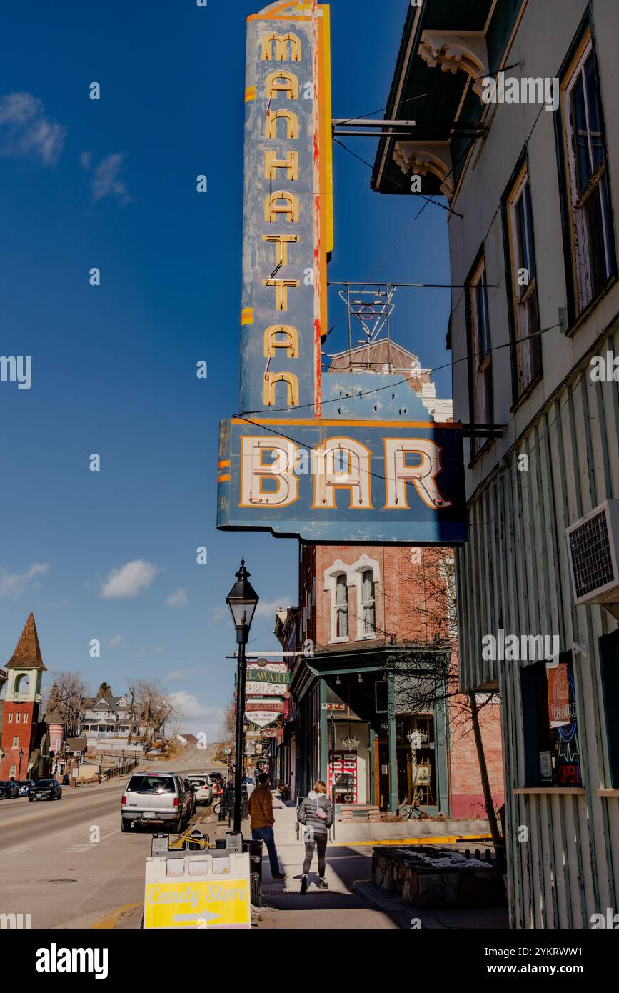 Die im Familienbesitz befindliche Manhattan Bar (eröffnet 1943) im Vordergrund in Leadville, Colorado, USA, blickt auf die Harrison Avenue. Stockfoto