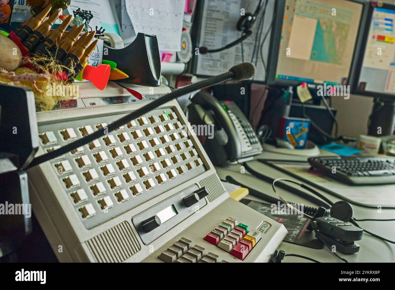 Nahaufnahme der Versandkonsolen an der Arbeitsstation des Dispatchers in Sitka, Alaska, USA. Stockfoto