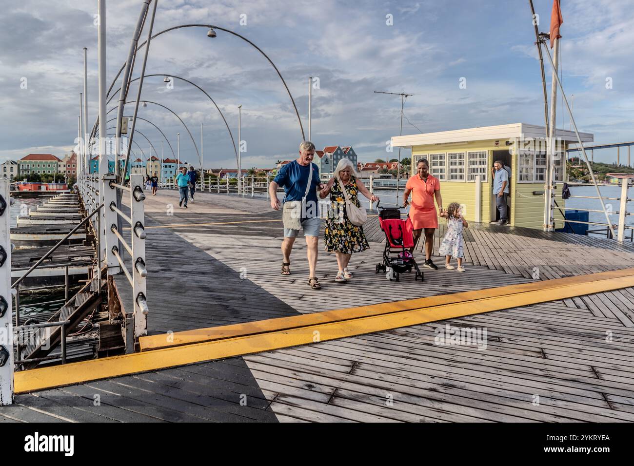 Die Queen-Emma-Brücke heißt die Swinging Old Lady. Diese 1888 Ponton-Fußgängerbrücke öffnet sich seitlich für vorbeifahrende Schiffe. Koningin Emmabrug, Willemstad, Curacao, Kòrsou Stockfoto