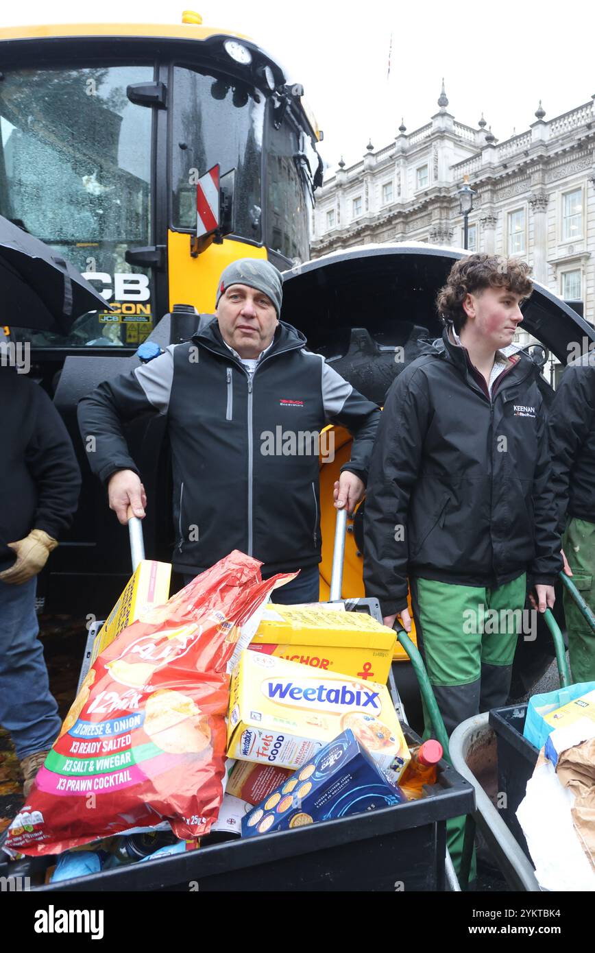 London, Großbritannien 19. November 2024. 20.000 Bauern aus ganz Großbritannien versammelten sich in Whitehall, um gegen die jüngsten Änderungen der Erbschaftssteuer zu protestieren, die im Haushalt von Rachel Reeves angekündigt wurden. Die Familien befürchten, dass sie ihre Bauernhöfe nicht an ihre Kinder weitergeben können, und das Land muss verkauft werden. Jeremy Clarkson drängte eine Regierungsumkehr. Die Bauern brachten Produkte für die Lebensmittelbank City Harvest zum Vertrieb ein und die Traktoren der Kinder wurden ebenfalls vor Ort gespendet. Kredit : Monica Wells/Alamy Live News Stockfoto