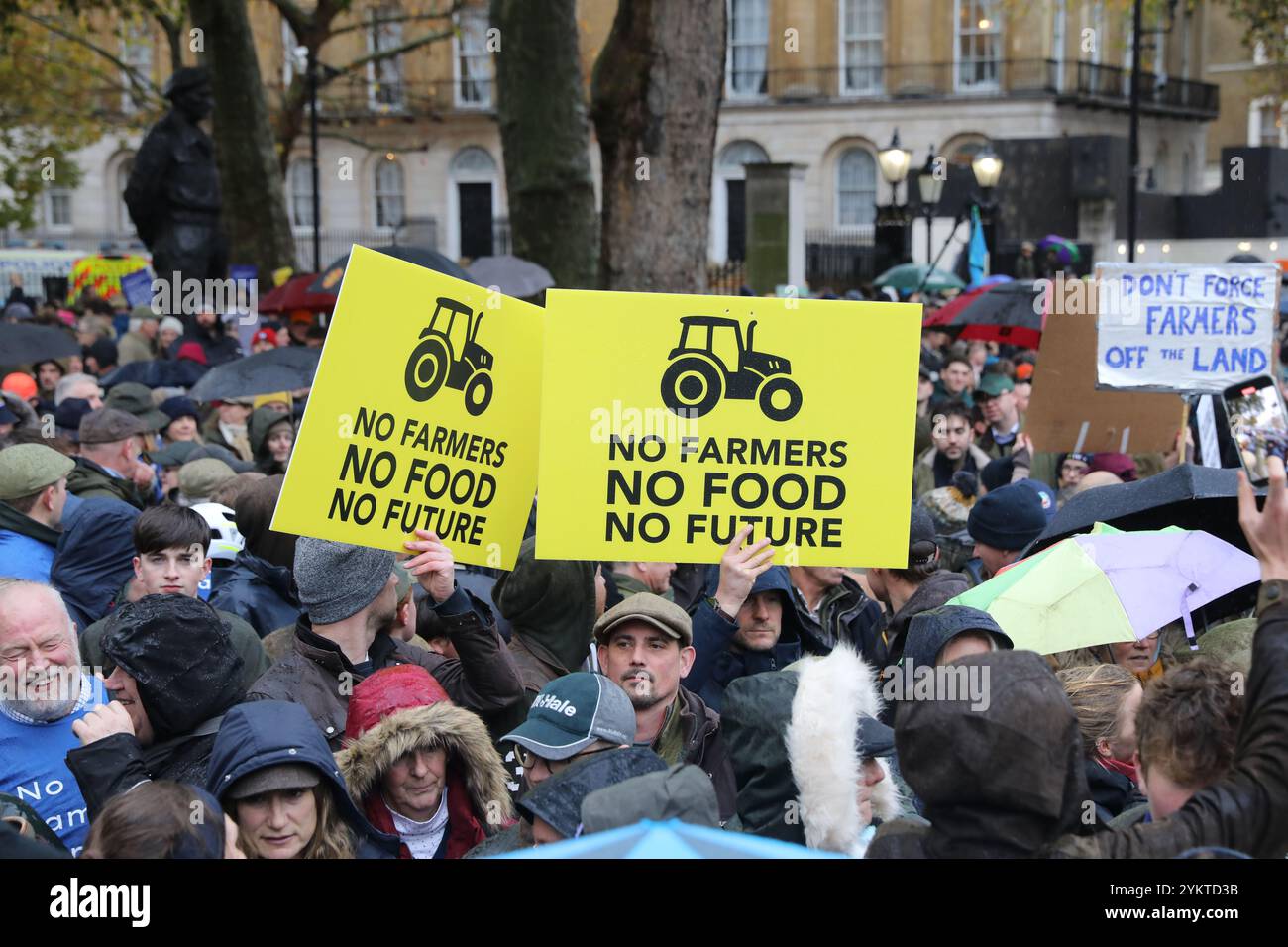 London, Großbritannien 19. November 2024. 20.000 Bauern aus ganz Großbritannien versammelten sich in Whitehall, um gegen die jüngsten Änderungen der Erbschaftssteuer zu protestieren, die im Haushalt von Rachel Reeves angekündigt wurden. Die Familien befürchten, dass sie ihre Bauernhöfe nicht an ihre Kinder weitergeben können, und das Land muss verkauft werden. Jeremy Clarkson drängte eine Regierungsumkehr. Die Bauern brachten Produkte für die Lebensmittelbank City Harvest zum Vertrieb ein und die Traktoren der Kinder wurden ebenfalls vor Ort gespendet. Kredit : Monica Wells/Alamy Live News Stockfoto