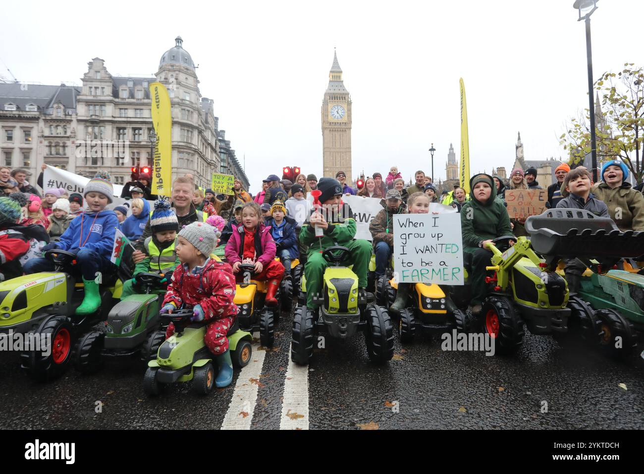 London, Großbritannien 19. November 2024. 20.000 Bauern aus ganz Großbritannien versammelten sich in Whitehall, um gegen die jüngsten Änderungen der Erbschaftssteuer zu protestieren, die im Haushalt von Rachel Reeves angekündigt wurden. Die Familien befürchten, dass sie ihre Bauernhöfe nicht an ihre Kinder weitergeben können, und das Land muss verkauft werden. Jeremy Clarkson drängte eine Regierungsumkehr. Die Bauern brachten Produkte für die Lebensmittelbank City Harvest zum Vertrieb ein und die Traktoren der Kinder wurden ebenfalls vor Ort gespendet. Kredit : Monica Wells/Alamy Live News Stockfoto