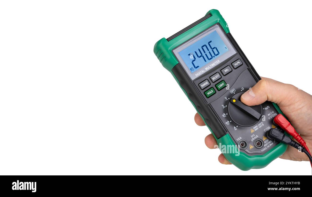 Grünes Digitalmultimeter in der Hand in Aktion Stockfoto