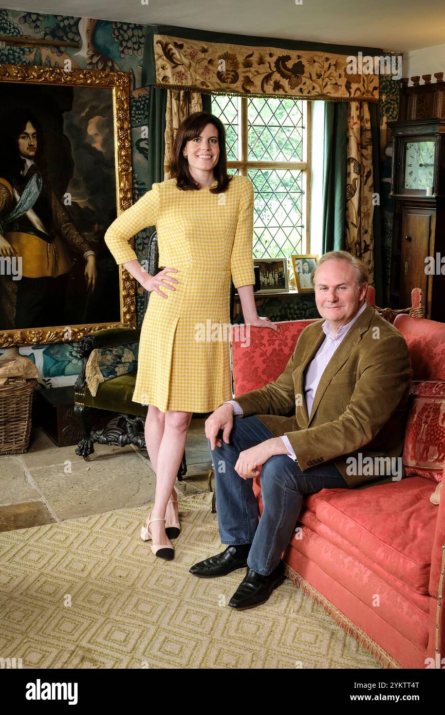 Lady Laura Cathcart mit Ehemann William Cash in ihrer Wohnung Upton Cressett Hall, Bridgnorth, Shropshire, Großbritannien. Stockfoto