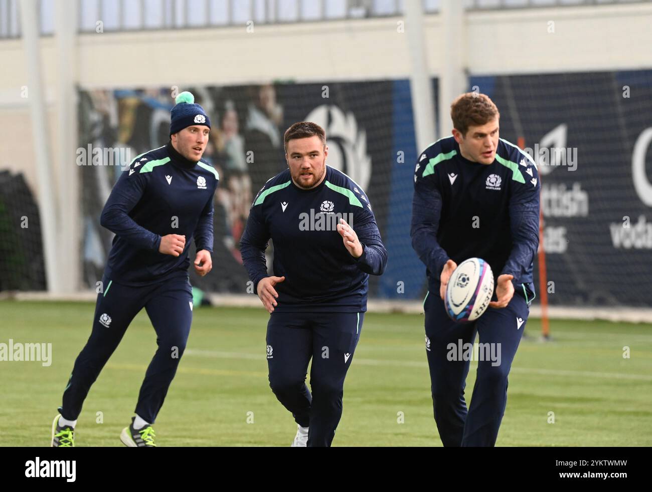 Oriam Sports Centre . Edinburgh Schottland, Großbritannien. November 24. Die berühmte Grouse Nations Series Schottland Trainingseinheit vor dem Spiel gegen Australien . Scotlands Scott Cummings am Ball mit den Fagerson-Brüdern Matt (L) und Zander Credit: eric mccowat/Alamy Live News Stockfoto