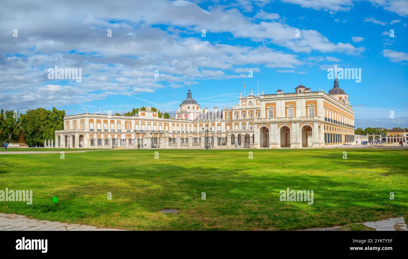 Hauptfassade des Königspalastes von Aranjuez, einer historischen Residenz der spanischen Monarchie, in Aranjuez, Madrid, Spanien. Stockfoto