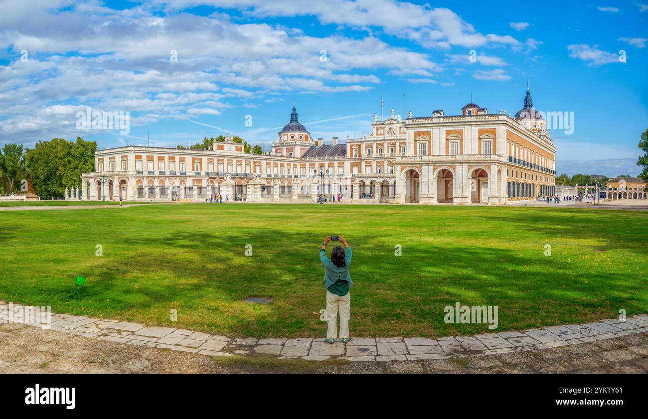 Hauptfassade des Königspalastes von Aranjuez, einer historischen Residenz der spanischen Monarchie, in Aranjuez, Madrid, Spanien. Stockfoto