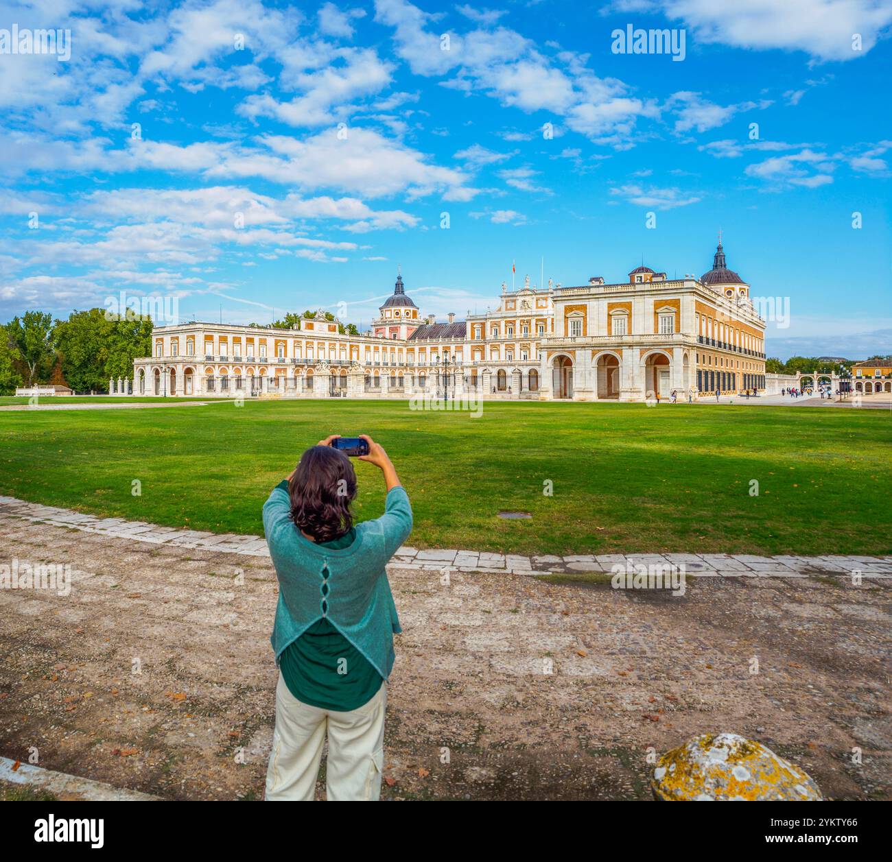 Hauptfassade des Königspalastes von Aranjuez, einer historischen Residenz der spanischen Monarchie, in Aranjuez, Madrid, Spanien. Stockfoto