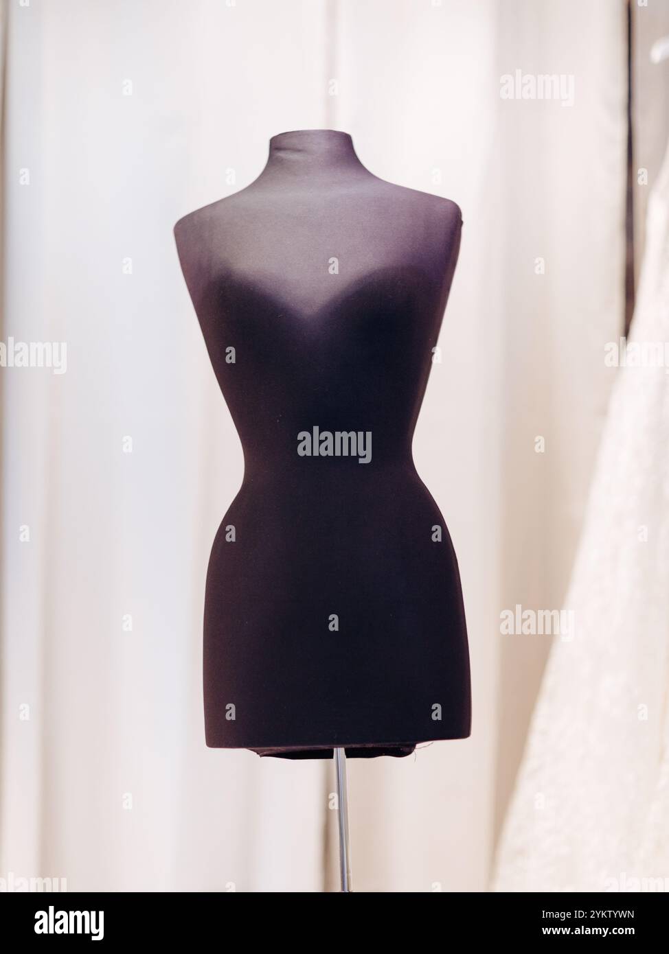 Weibliche Umrisse Silhouette Schwarze Mannequin Weißer Hintergrund Stockfoto