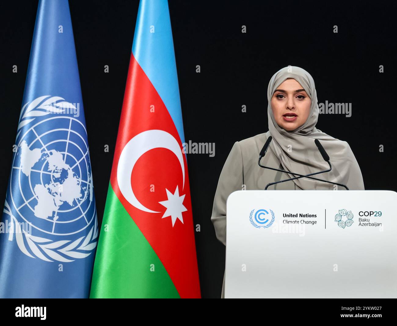 Baku, Aserbaidschan. November 2024. Amna bint Abdullah Al Dahak AlShamsi, Minister für Klimawandel und Umwelt der Vereinigten Arabischen Emirate, gibt eine nationale Erklärung während des wiederaufgenommenen hochrangigen Segments im Plenarsaal von Nizami in der Blauen Zone während der Klimakonferenz der Vereinten Nationen COP29, einer Veranstaltung des Rahmenübereinkommens der Vereinten Nationen über Klimaänderungen (UNFCCC) im Olympiastadion von Baku ab. Die COP29, die ab November 11-22 läuft, konzentriert sich auf die Ermittlung von CO2-Ausgleichsmaßnahmen für saubere Energie. Quelle: SOPA Images Limited/Alamy Live News Stockfoto