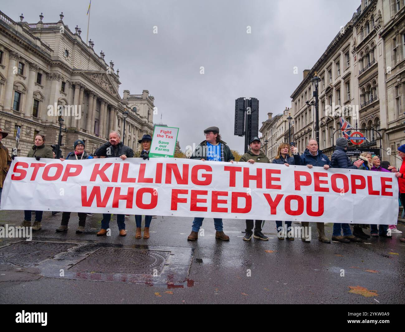 Demonstranten versammeln sich mit Plakaten, nachdem Bauern in Westminster marschieren, um gegen die Einführung der IHT-Erbschaftssteuer für Landbesitzer zu protestieren Stockfoto